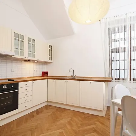 Spacious 2 Bedroom Baroque Appt At Charles Bridge Apartment