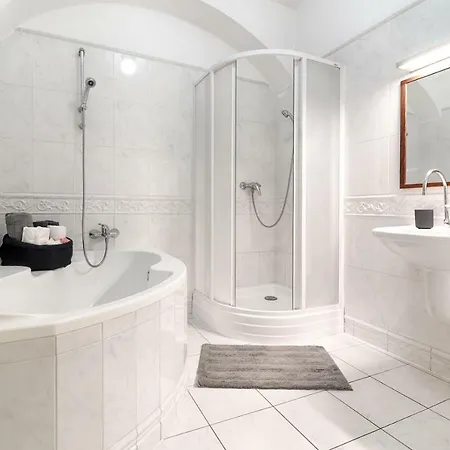 Apartment Spacious 2 Bedroom Baroque Appt At Charles Bridge