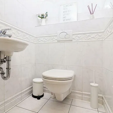 Spacious 2 Bedroom Baroque Appt At Charles Bridge Prague