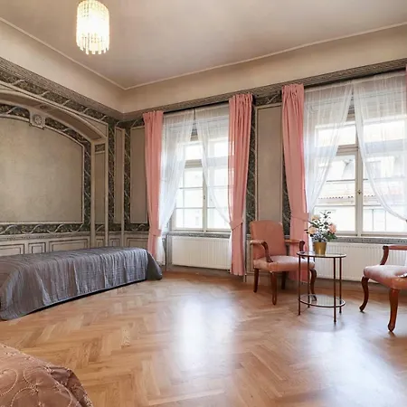 Spacious 2 Bedroom Baroque Appt At Charles Bridge Apartment