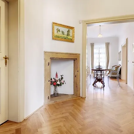 Apartment Spacious 2 Bedroom Baroque Appt At Charles Bridge *