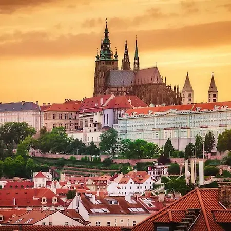 Spacious 2 Bedroom Baroque Appt At Charles Bridge