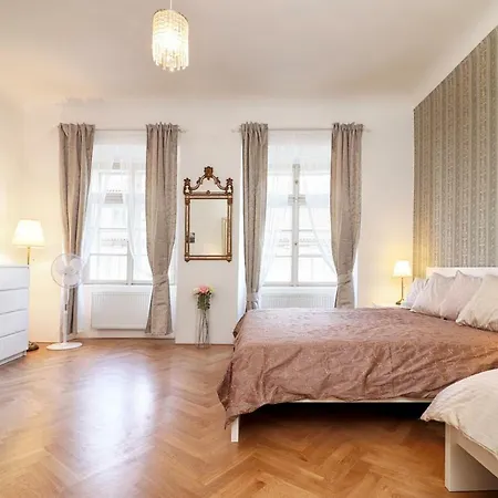 Spacious 2 Bedroom Baroque Appt At Charles Bridge