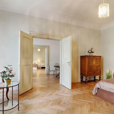 Spacious 2 Bedroom Baroque Appt At Charles Bridge *