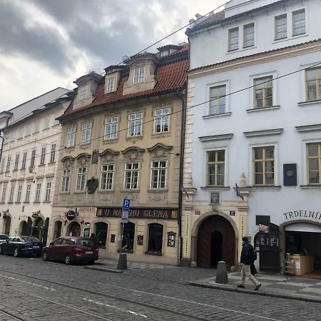 Spacious 2 Bedroom Baroque Appt At Charles Bridge