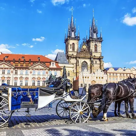 Spacious 2 Bedroom Baroque Appt At Charles Bridge プラハ
