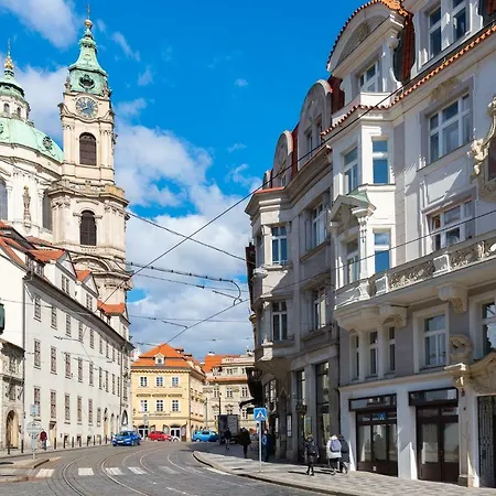 Spacious 2 Bedroom Baroque Appt At Charles Bridge