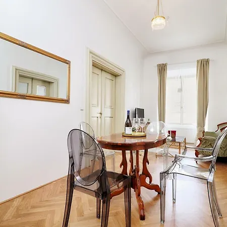 Spacious 2 Bedroom Baroque Appt At Charles Bridge * プラハ