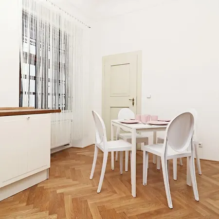 Spacious 2 Bedroom Baroque Appt At Charles Bridge アパート